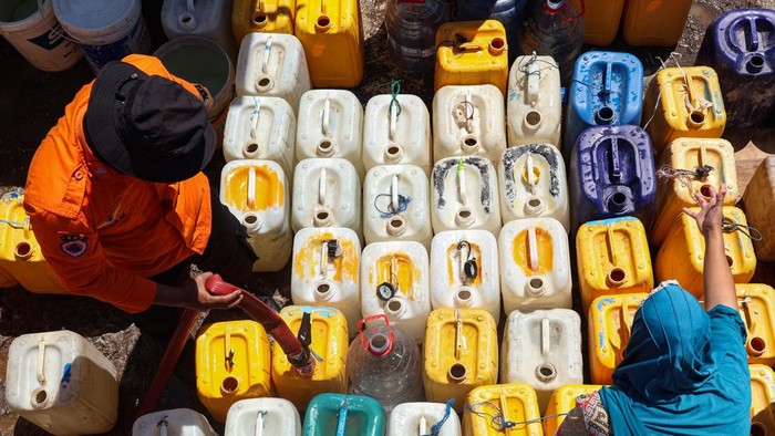 Warga Makassar Antre Bantuan Air Bersih di Tengah Kemarau