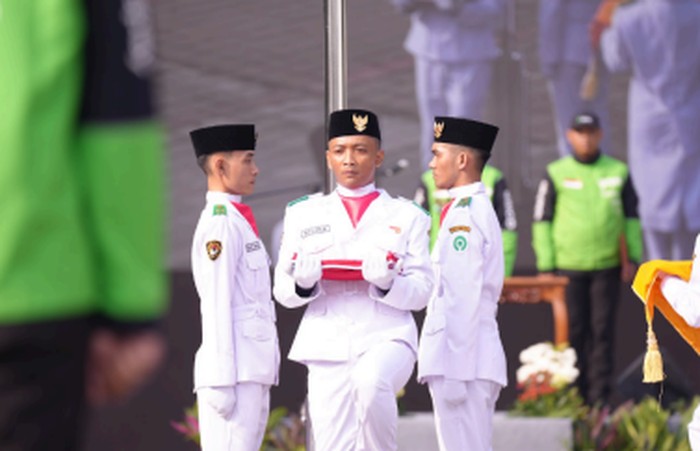 driver-gojek-kibarkan-merah-putih-pertama-satu-satunya-di-indonesia-1786944633244