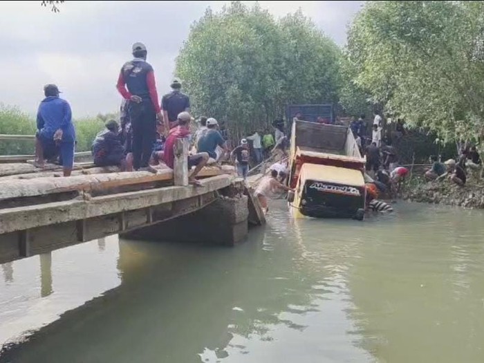 jembatan-di-pandeglang-ambruk-saat-dilintasi-truk-pengangkut-pasir-dokistimewa-1787564513329_43