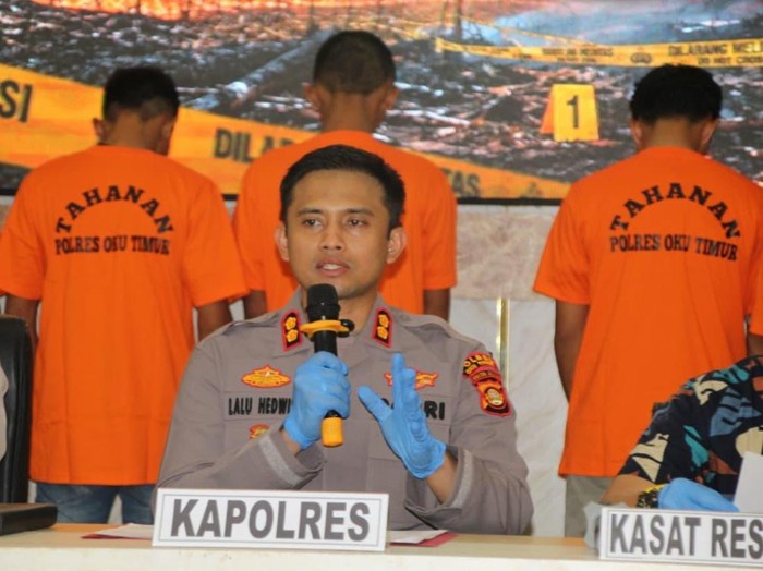 kapolres-oku-timur-akbp-lalu-hedwin-hanggara-bersama-jajaran-berhasil-meringkus-sebanyak-enam-orang-tersangka-kasus-kebakaran-1787835238164_43