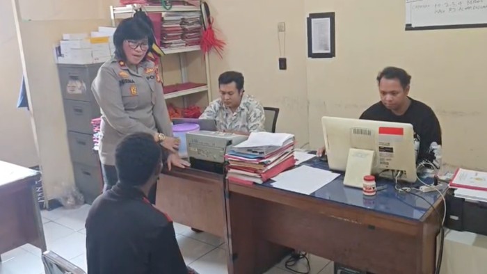 kapolsek-jagakarsa-kompol-nurma-dewi-menginterogasi-pria-j-yang-bugil-dan-memukuli-pemotor-di-lenteng-agung-1787119906641_169