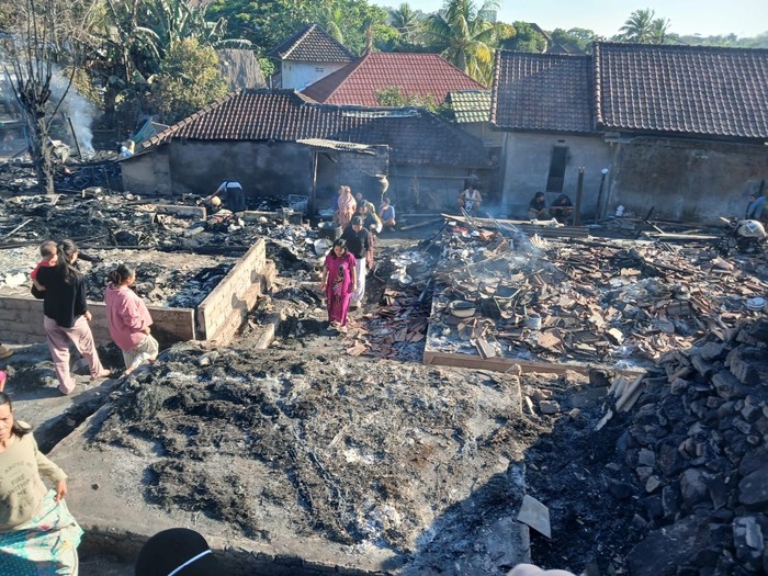 kemensos-kirim-bantuan-korban-kebakaran-kampung-adat-wisata-sade-1787495649032