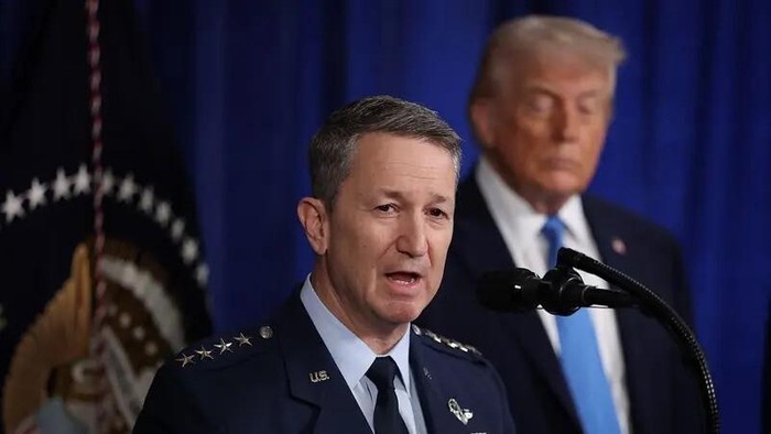 ketua-kepala-staf-gabungan-as-dan-caine-berbicara-dalam-konferensi-pers-bersama-presiden-donald-trump-pada-awal-januari-ini-1770006344149_169