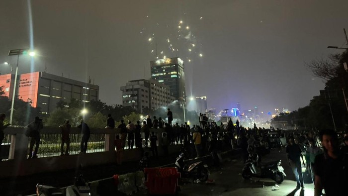 Lalin di Depan Gedung DPR Masih Ditutup Malam Ini