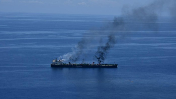 Kapal Tanker Terbakar di Lepas Pantai Arab Saudi Usai Dihantam Proyektil