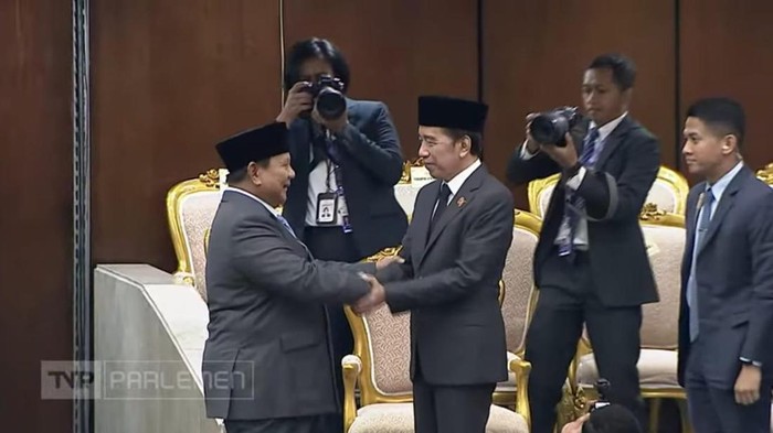 Selesai Pidato, Prabowo Hormat dan Salami Jokowi