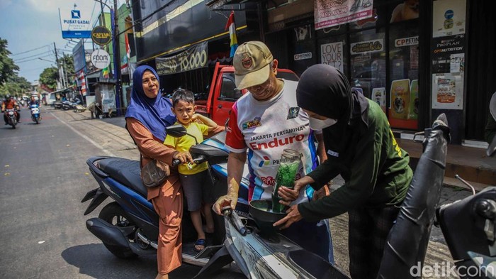Rezeki Jumat Berkah, Warga Tanjung Priok Dapat Bensin Gratis
