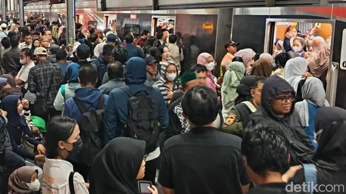 KRL Jakarta-Bogor Sempat Terganggu Imbas Tawuran, Anker Numpuk di St Cawang