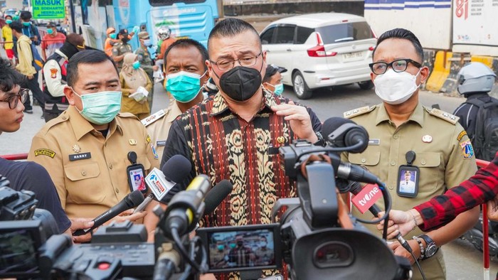 Abu Anak Krakatau Masih Terasa, Kenneth DPRD DKI Bagikan 100 Dus Masker Gratis