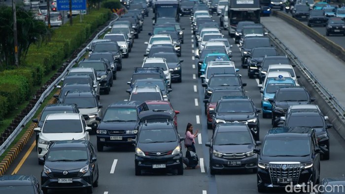 bikin-macet-mobil-ganti-ban-di-tengah-tol-dalam-kota-jakarta-1762078459325_169
