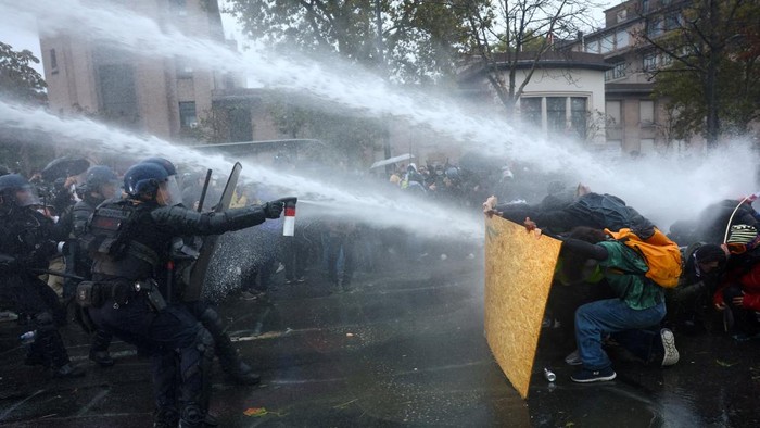 demo-di-prancis-24-oktober-2026-reutersabdul-saboor-1792873462788_169