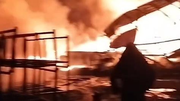 gudang-paralon-di-tangerang-terbakar-1791895769448_169