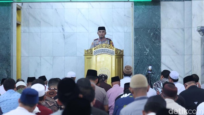 Jumat Keliling, Kapolda Jatim Sampaikan Pesan Keamanan dan Ketertiban