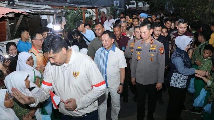 kapolda-metro-jaya-komjen-dadang-hartanto-di-kampung-ambon-kelurahan-kedaung-kali-angke-cengkareng-jakarta-barat-1792915863082_169