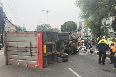 Truk Boks Terguling Usai Tabrak Pembatas Jalan di Bogor, Sopir Terluka