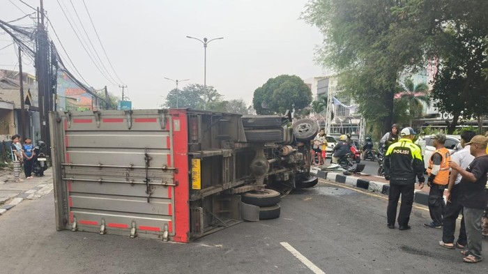 Truk Boks Terguling Usai Tabrak Pembatas Jalan di Bogor, Sopir Terluka