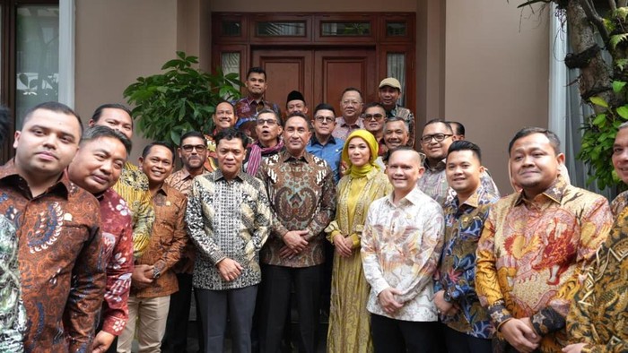 komisi-iii-dpr-berkunjung-ke-rumah-kapolri-1791022731549_169