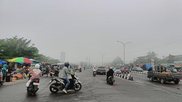 kondisi-kabut-asap-di-kota-pekanbaru-pada-selasa-13102026-diduga-akibat-dampak-kebakaran-hutan-dan-lahan-di-bagian-selatan-sum-1791871013612_169