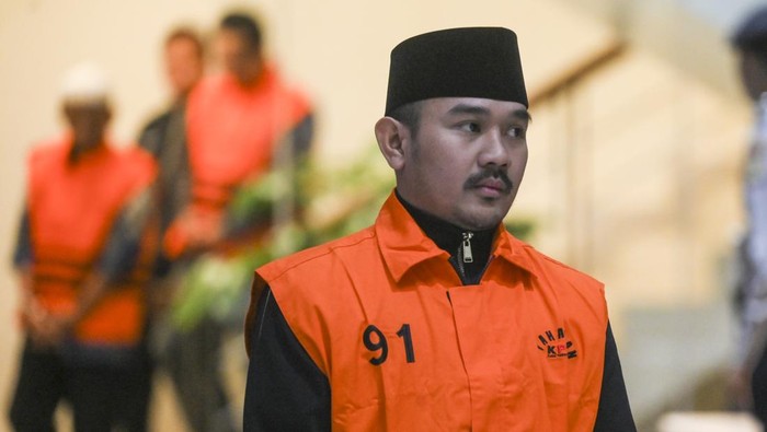kpk-tahan-bupati-bekasi-1766204526971_169