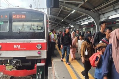 KRL Green Line Sempat Gangguan di Stasiun Tigaraksa, Penumpang Numpuk