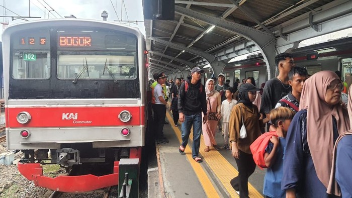 KRL Green Line Sempat Gangguan di Stasiun Tigaraksa, Penumpang Numpuk