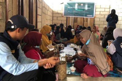Mama-mama Weri & Saharey Olah Daging Buah Pala Jadi Sirup dan Teh Rempah