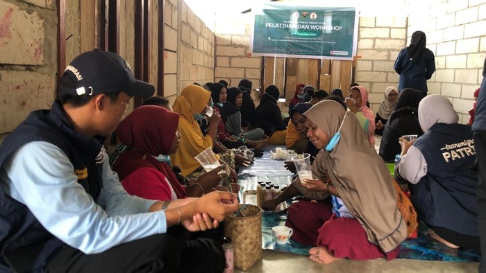 mama-mama-weri-saharey-olah-daging-buah-pala-jadi-sirup-dan-teh-rempah-1792232880283_169