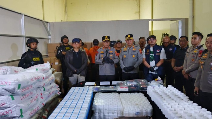 penggerebekan-pabrik-obat-terlarang-di-bandung-1792333723621_169