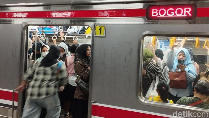 Viral KRL Melaju Pelan dengan Pintu Terbuka di Depok, KAI Ungkap Penyebabnya
