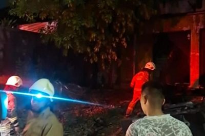Tumpukan Sampah Depan Ruko Bintaro Jaksel Terbakar, 3 Mobil Damkar Dikerahkan