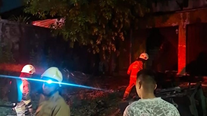 petugas-damkar-memadamkan-api-yang-membakar-tumpukan-sampah-di-depan-ruko-bintaro-jaksel-1792718155443_169