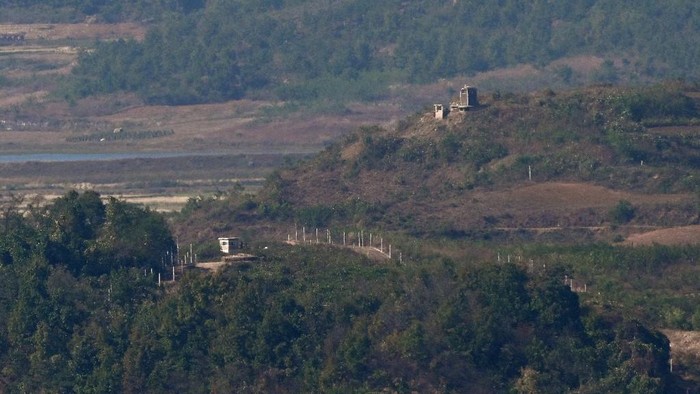 pos-perbatasan-korut-terlihat-di-sisi-utara-zona-demiliterisasi-dmz-yang-memisahkan-kedua-korea-dengan-gambar-diambil-dari-pos-1792574390236_169