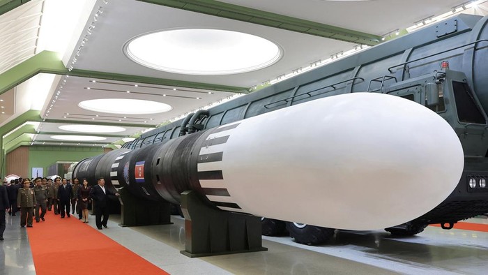rudal-balistik-korut-dipamerkan-saat-kim-jong-un-menghadiri-pembukaan-museum-industri-pertahanan-1791870688691_169