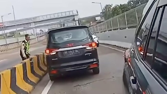 seorang-pengendara-mobil-melawan-arah-di-gerbang-tol-ciledug-akibat-salah-membaca-google-maps-doktangkapan-layar-medsos-1793370826797_169