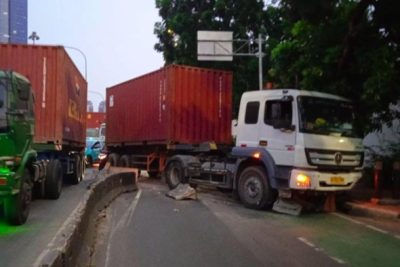 Truk Kontainer Tabrak Separator di Jakbar, Lalin Arah Tomang Padat