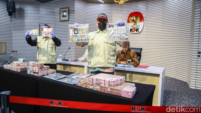 uang-miliaran-hingga-emas-disita-kpk-dalam-kasus-dana-bnpb-1792148825388_169