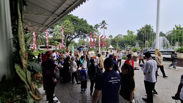 warga-antusias-sambangi-balai-kota-dki-jakarta-1792218050552_169