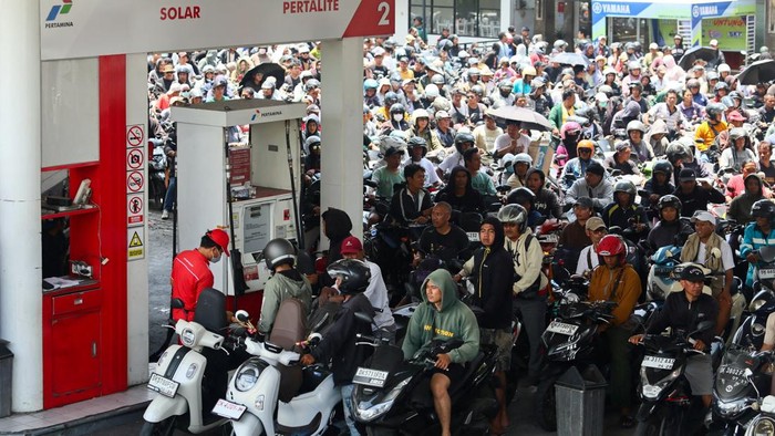 warga-bali-berburu-bbm-antrean-mengular-berjam-jam-1792126221654_169