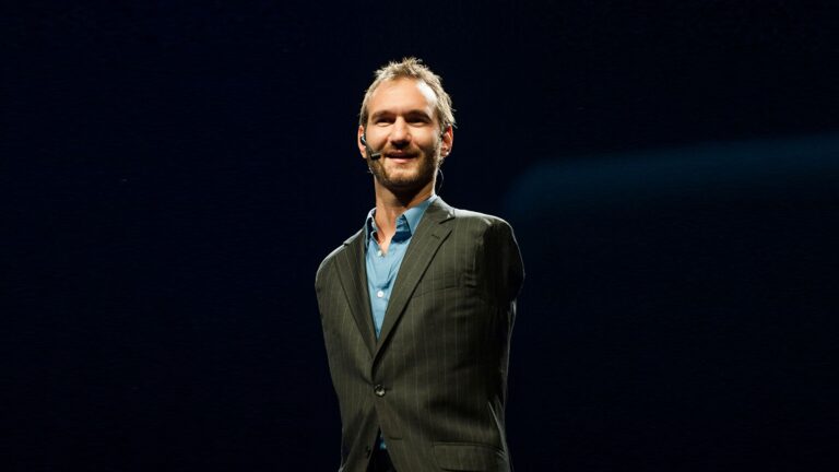 Nick Vujicic sedang berpidato