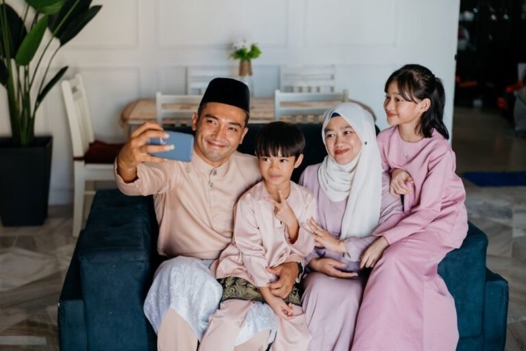 keluarga muslim sedang melakukan selfie pada hari lebaran