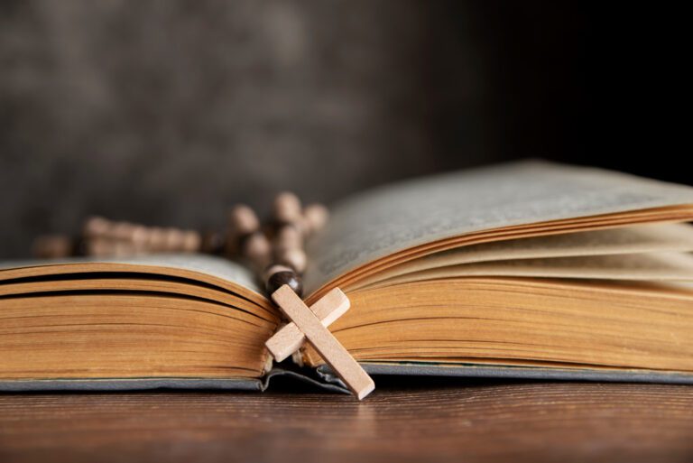kalung salib berada di atas buku alkitab