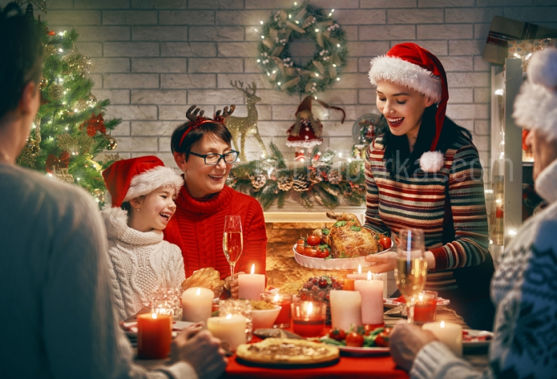 makan bersama keluarga di perayaan Natal