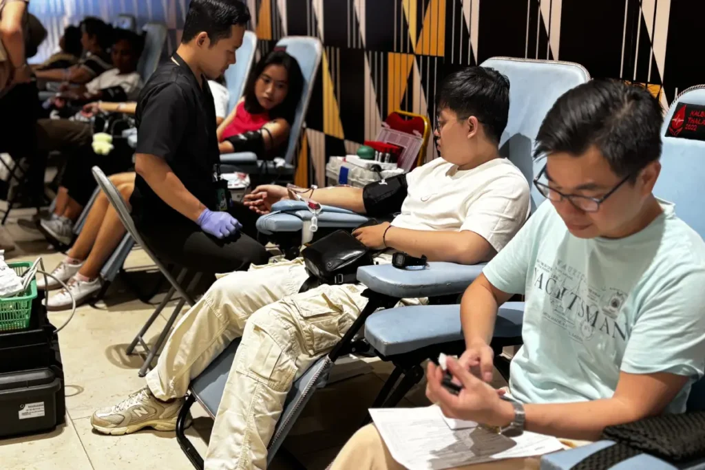 Peserta sedang menjalani proses donor darah dalam acara Donor Darah Rumah Berkat ke-9, dipandu oleh petugas medis yang profesional.