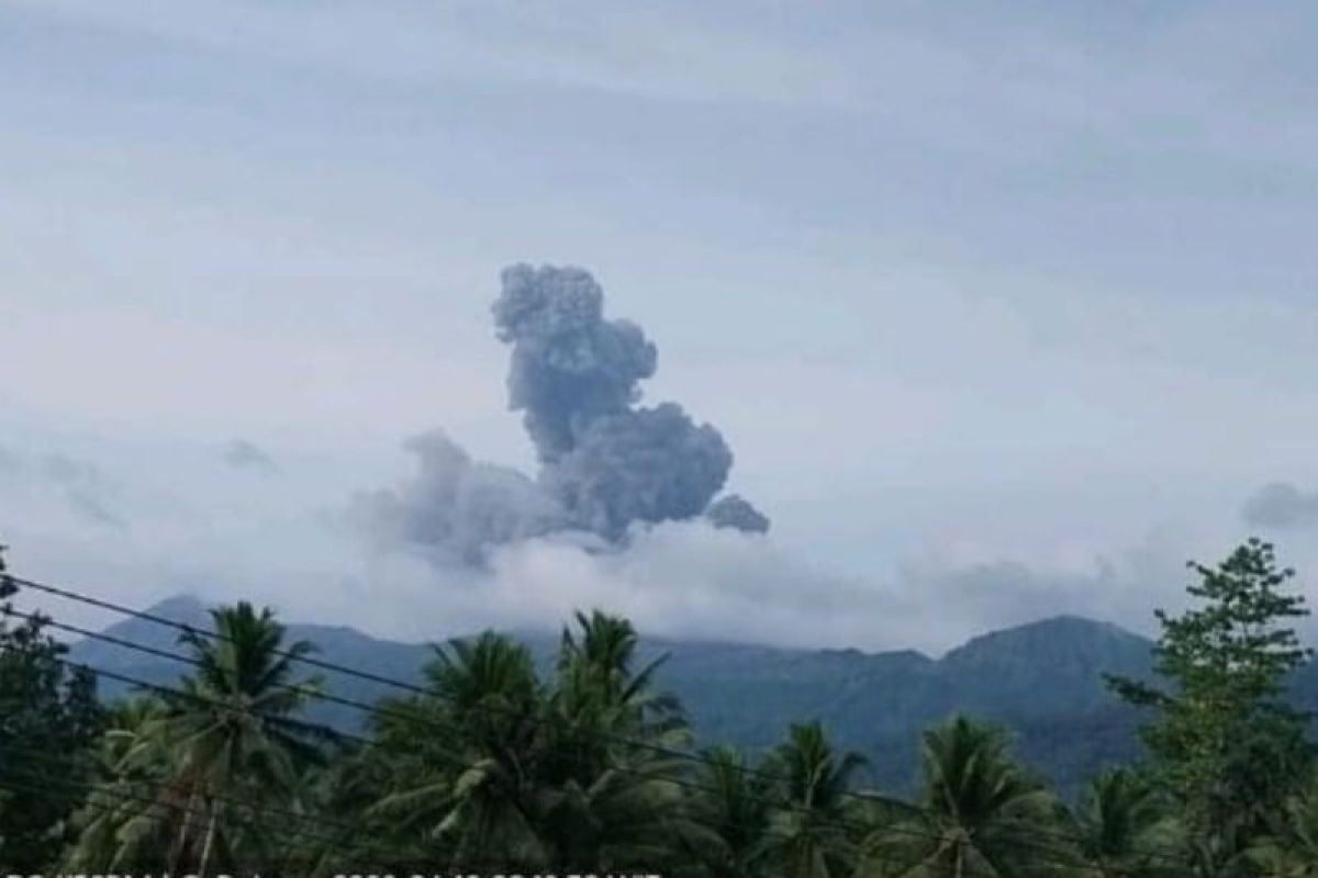 Gunung Dukono kembali erupsi – lontarkan abu vulkanik 1.200 meter