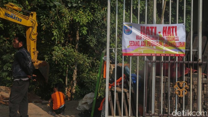 Cegah Longsor dan Banjir, Turap Kali Angke di Depok Diperkuat