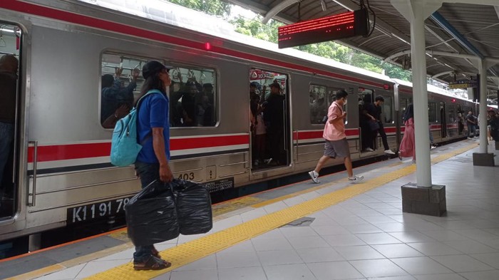 Viral Pria Rekam Wanita Diam-diam di Stasiun KRL Sudirman, Langsung Dilabrak