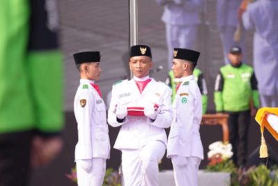 Driver Gojek Kibarkan Merah Putih, Pertama & Satu-Satunya di Indonesia