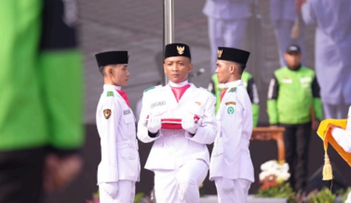 Driver Gojek Kibarkan Merah Putih, Pertama & Satu-Satunya di Indonesia