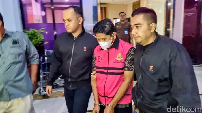 eks-ketua-dprd-ponorogo-sn-saat-ditetapkan-jadi-tersangka-korupsi-tunjangan-perumahan-1786024829072_169