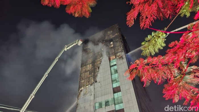 Kebakaran Gedung Bapenda DKI Sudah Terkendali, Damkar Mulai Pendinginan